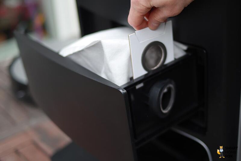 Neuer Schmutzbeutel wird in der Absaugstation des Ecovacs Deebot X1 OMNI eingesetzt